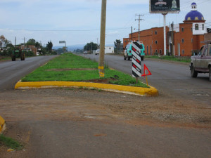 Quitan los retornos peligrosos, en la carretera Capilla Arandas.