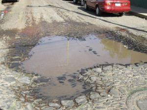 calles en estado desastroso sin arreglo en Capilla, pero eso si se dedican a colocar topes en vez de arrerglarlas.